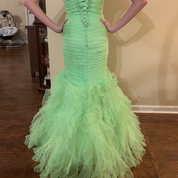 Light green mermaid style formal dress - Picture 2 of 3